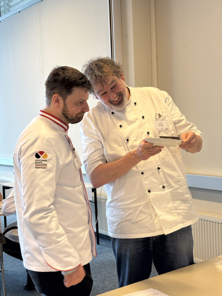 Andreas Schögl (l.) und Emile Wijne beleuchteten die Exponate von allen Seiten. © LMAk