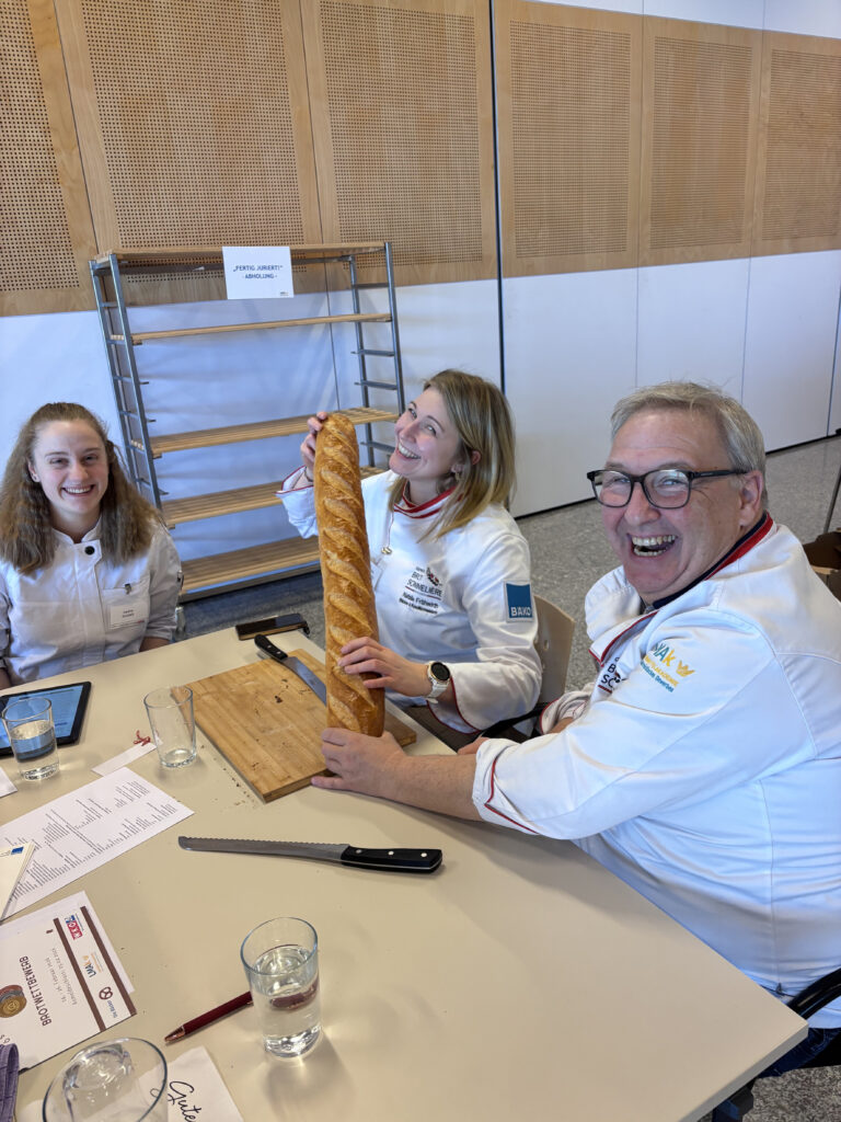 Auch der Spaß kam nie zu kurz. Natalie Frühwirth gönnt sich gleich einen Bissen vom Baguette, vorausgesetzt Horst Reichartseder schnappt es ihr nicht weg. © LMAk