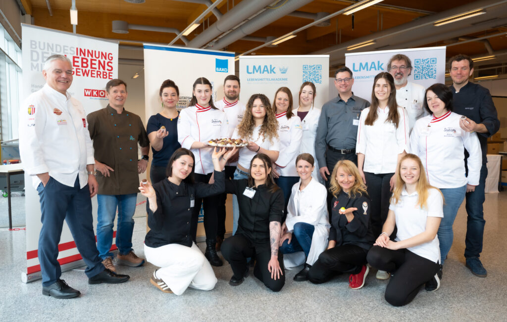 Die Jury des Konditorenwettbewerbs zeigte sich begeistert ob der ausgefallenen, innovativen Kreationen.© LMAk