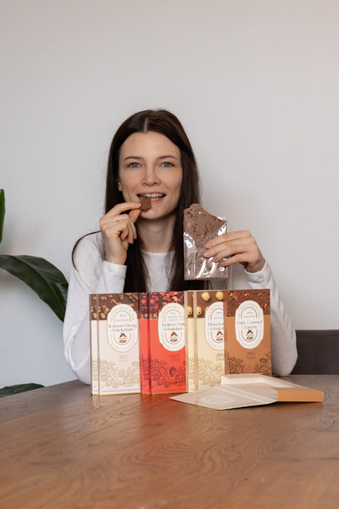 Laura Schickmaier verantwortet neben Produktion und Versand auch Marketing, Social Media sowie Foto- und Videoaufnahmen des Unternehmens. © Genussfux