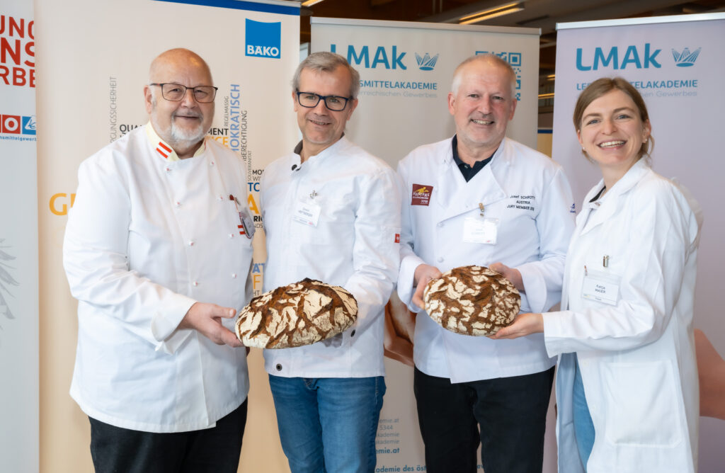 Wenn es um Brot und Gebäck geht, kann ihnen niemand ein X für ein U vormachen: Oberjuror Kurt Kainz, Skills-Experte Erwin Heftberger und Oberjuror Innungsmeister der Bäcker Josef Schrott (v. l. n. r.) mit Katja Maier, Geschäftsführerin derLebensmittelakademie.© LMAk 