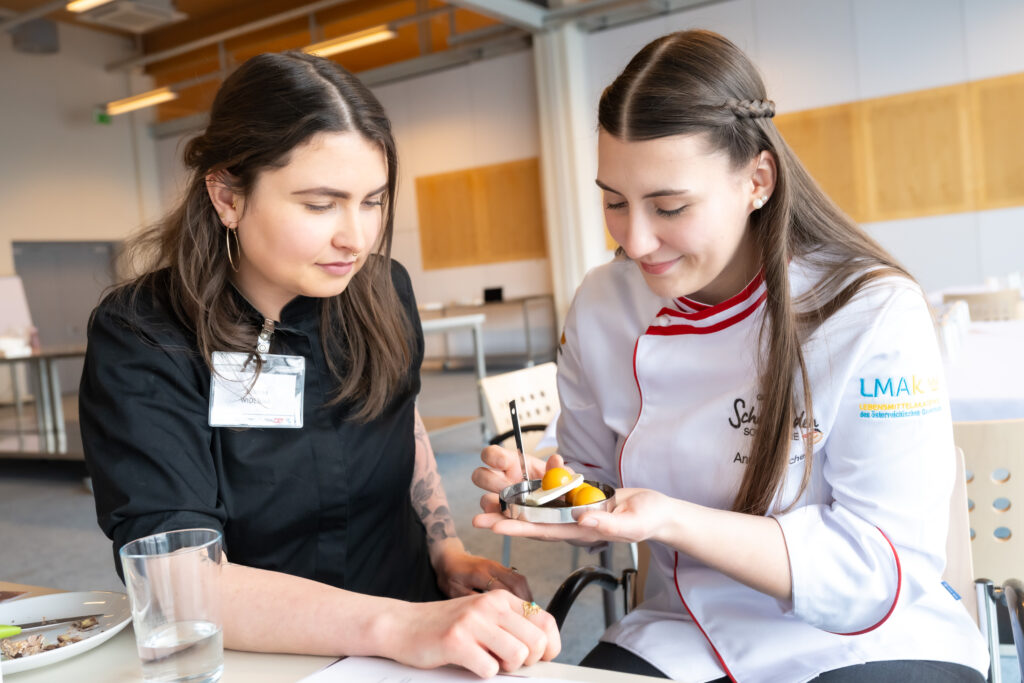 Die ART-Praline gefiel Meisterschülerin Joanna Widema und Schokoladensommelière Anna Daucher. © LMAk