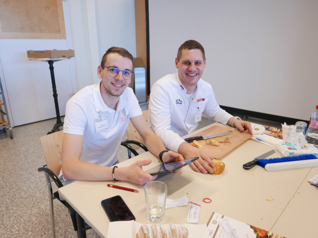 Meisterschüler Lukas Palmanshofer unterstützte Bäckermeister und Brotsommelier Philipp Stoiber.. © LMAk
