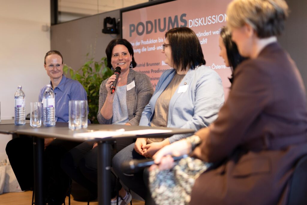 Angeregte Podiumsdiskussion: Karoline Scheucher (Steirerfleisch), Sabine Reisner (Hofer), Johanna Prodinger (NTÖ), Astrid Brunner (LK Bäuerinnen Österreich) (v.l.n.r.), moderiert von Bernadette Jandl (Frau in der Wirtschaft) © AMA-Marketing / Schwarz König
