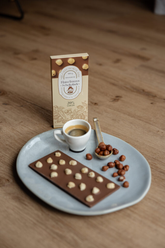 Auch die Haselnüsse in der Schokolade stammen direkt vom eletrlichen Bio-Hof. © Genussfux