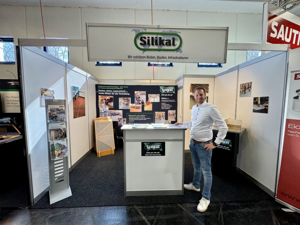 Marc Wuth, Vertriebsleiter von Silikal Österreich, präsentierte, was Fußböden in der Lebensmittelproduktion alles können. © ÖBKZ/Braune