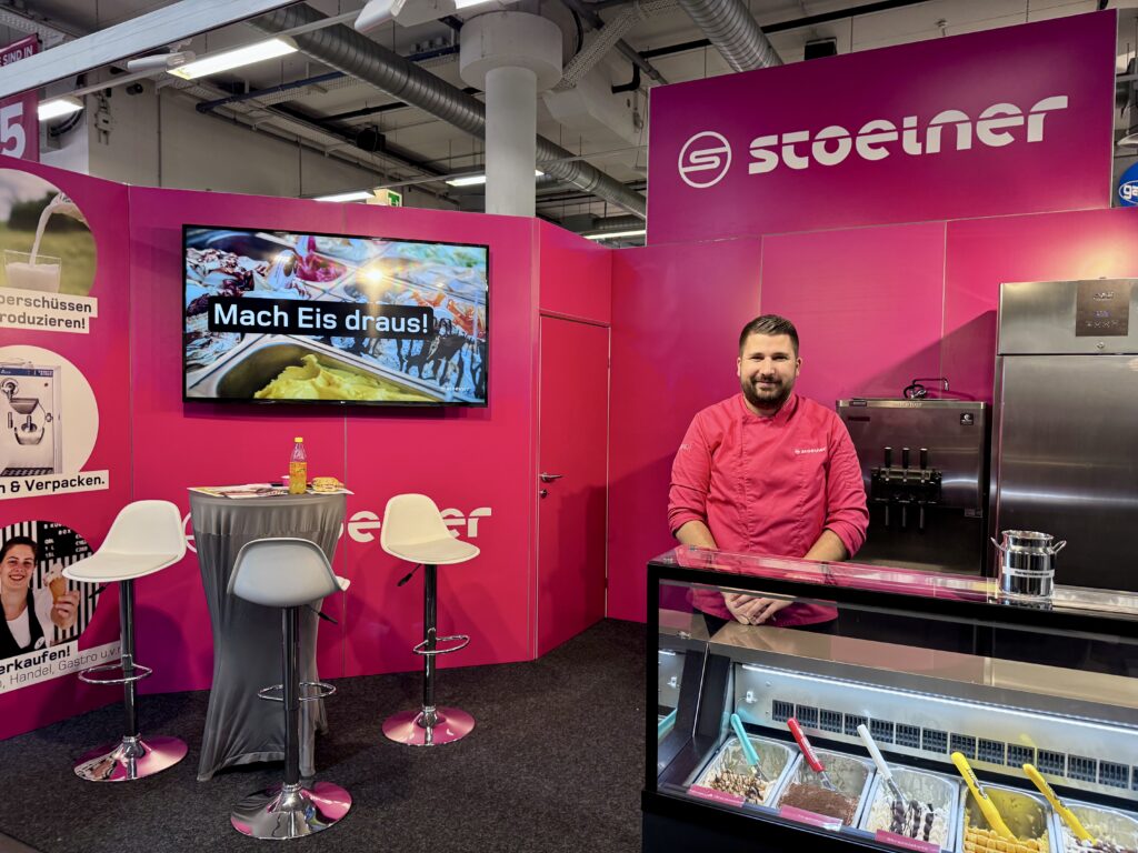 Sehr pink und sehr erfolgreich: Benjamin Munz von Stoelner präsentierte nicht nur Eismaschinen, sondern auch wunderbares Eis! © ÖBKZ/Braune