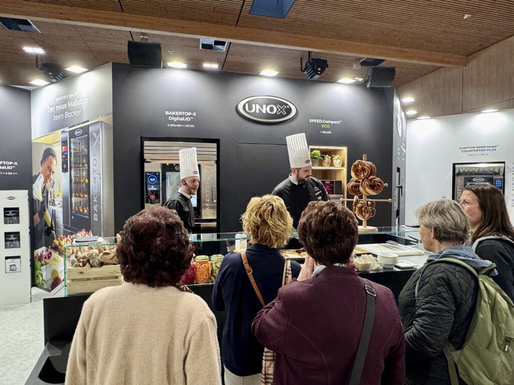 Reges Interesse: Unox ist ein italienischer Hersteller von Ladenbacköfen, Kombidämpfern (gas- oder elektrisch betrieben) und Speed-Öfen und präsentierte seine neuesten Produkte einem interessierten Publikum. © ÖBKZ/Braune