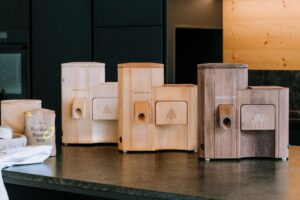 Die Kornifea vereint Getreidemühle und Flocker in einem kompakten Vollholzgerät und wird in der Geschützten Werkstätte Tirol von Menschen mit Behinderung hergestellt. © GW Tirol/West Werbeagentur