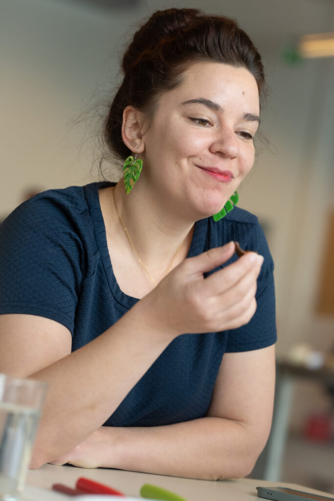 Auch Julia Zotter ließ es sich heuer nicht nehmen, die süßen Köstlichkeiten zu probieren und zu bewerten. © LMAk