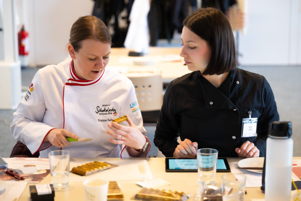 Neben Geschmack standen Ausführung und handwerklich saubere Arbeit auf dem Prüfstand, wie hier bei Schokoladensommelière Kristina Kellner (l.) sowie Konditormeisterin und Influencerin Sarah Jahn.© LMAk
