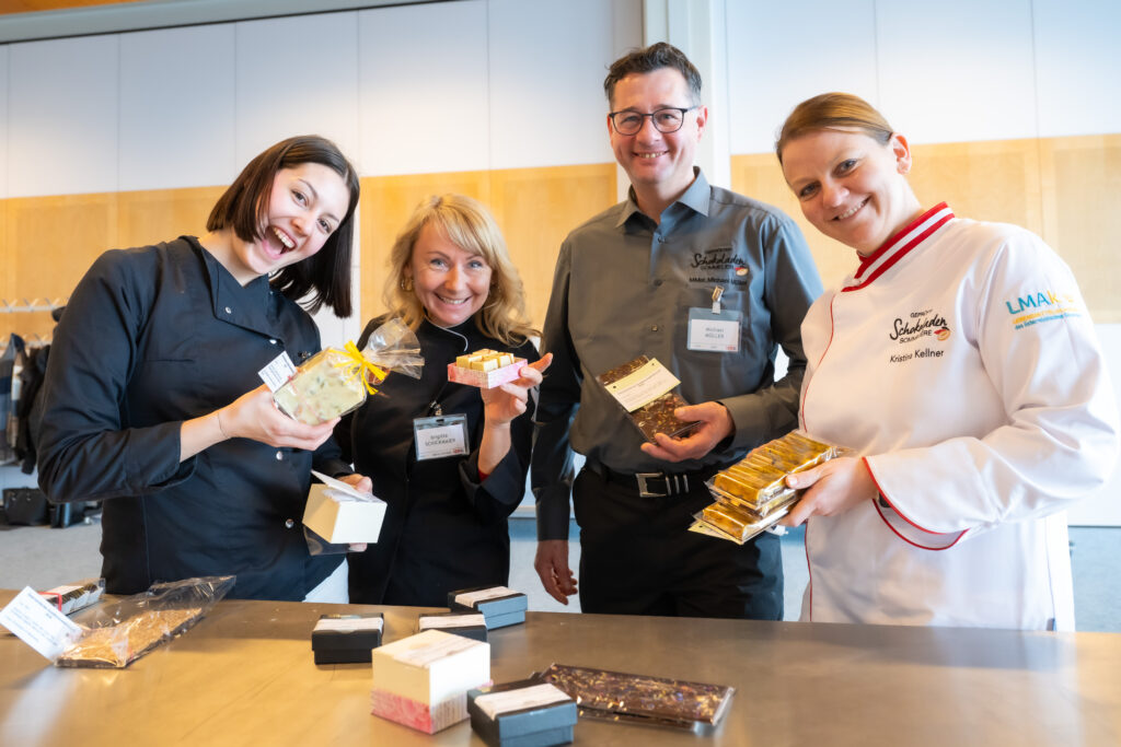 So viele köstliche Süßigkeiten für Sarah Jahn, Brigitta Schickmaier, Michael Müller und Kristina Kellner (v. l. ).© LMAk