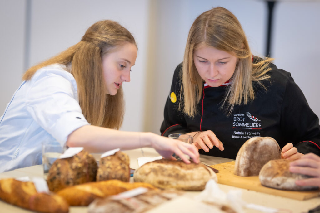 Meisterschülerin Sophie Zauner (l.) und Brotsommelière Natalie Frühwirth begutachten jedes Detail, ob sich nicht vielleicht ein Backfehler eingeschlichen hat. © LMAk