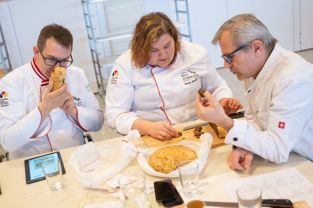 Gleich zwei Brotsommeliers – Alexander Adler und Monika Bernhofer – bewerteten gemeinsam mit Erwin Heftberger (r.).© LMAk