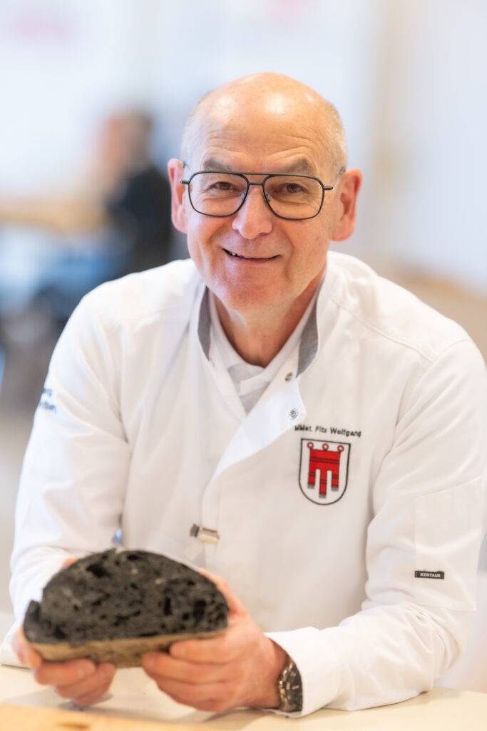 Ein schwarzes Brot gab es für Vorarlbergs Innungsmeister Wolfgang Fitz. © LMAk