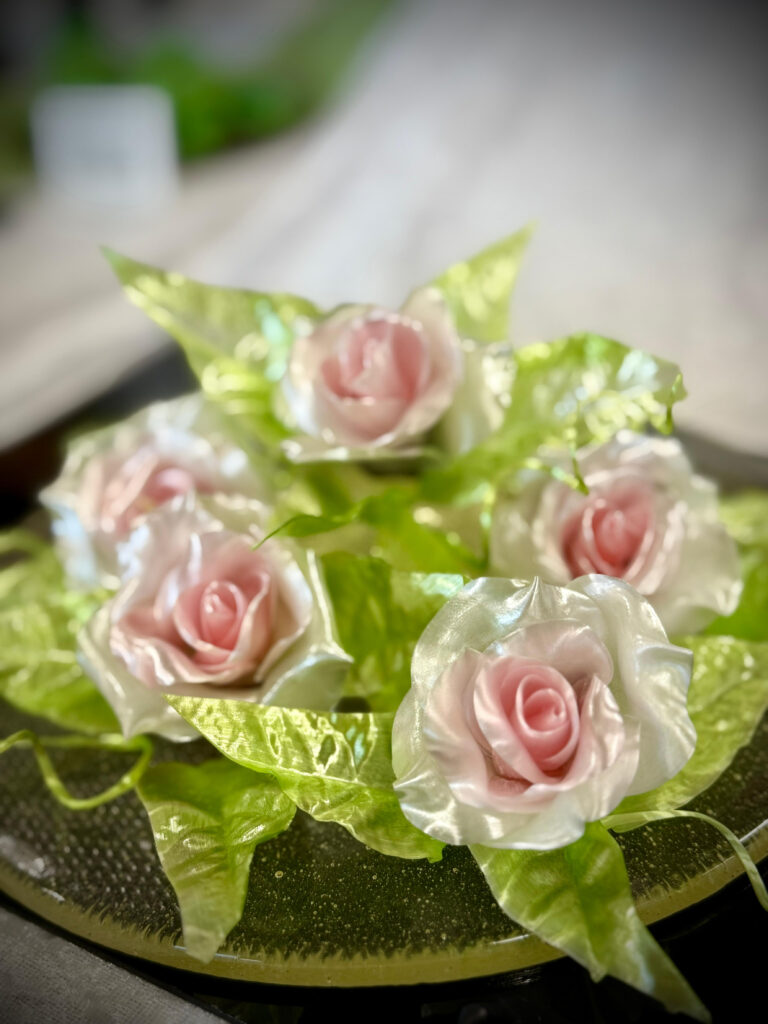 Im Rahmen der Meisterprüfung entstanden diese eindrucksvollen Schaustücke und Patisserie-Kreationen, die handwerkliche Präzision, Kreativität und thematische Vielfalt auf höchstem Niveau zeigten. Fotografiert wurden die Arbeiten von der stolzen Lehrmeisterin Brigitta Schickmaier. © Brigitta Schickmaier