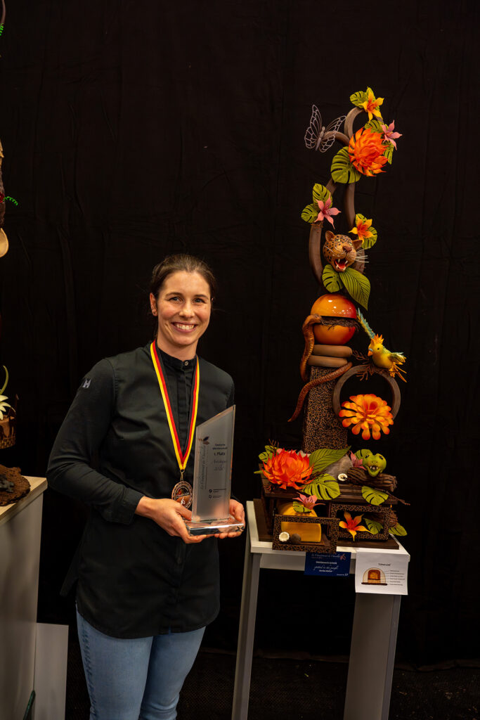 Annika Weiser aus Buseck in Hessen überzeugte die Jury mit ihrem kunstvollen Schaustück „spotted in the jungle“ zum Thema „Flora und Fauna trifft Schokolade“ und sicherte sich beim Championnat du Chocolat den Titel „Deutsche Meisterin der Schokoladen-Artistik“. © Matthias Holdis