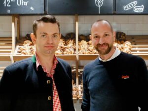 Geschäftsführer Georg Oelschlägel mit Backstubenleiter Christoph Blamauer © Felzl
