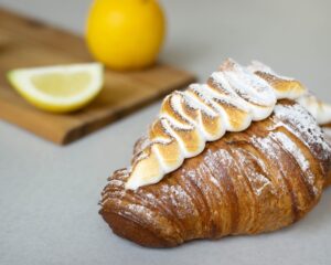 Kann verkostet werden: Backstubenleiter Christoph Blamauer entwickelte das neue Croissant au citron. © Sandra Blum