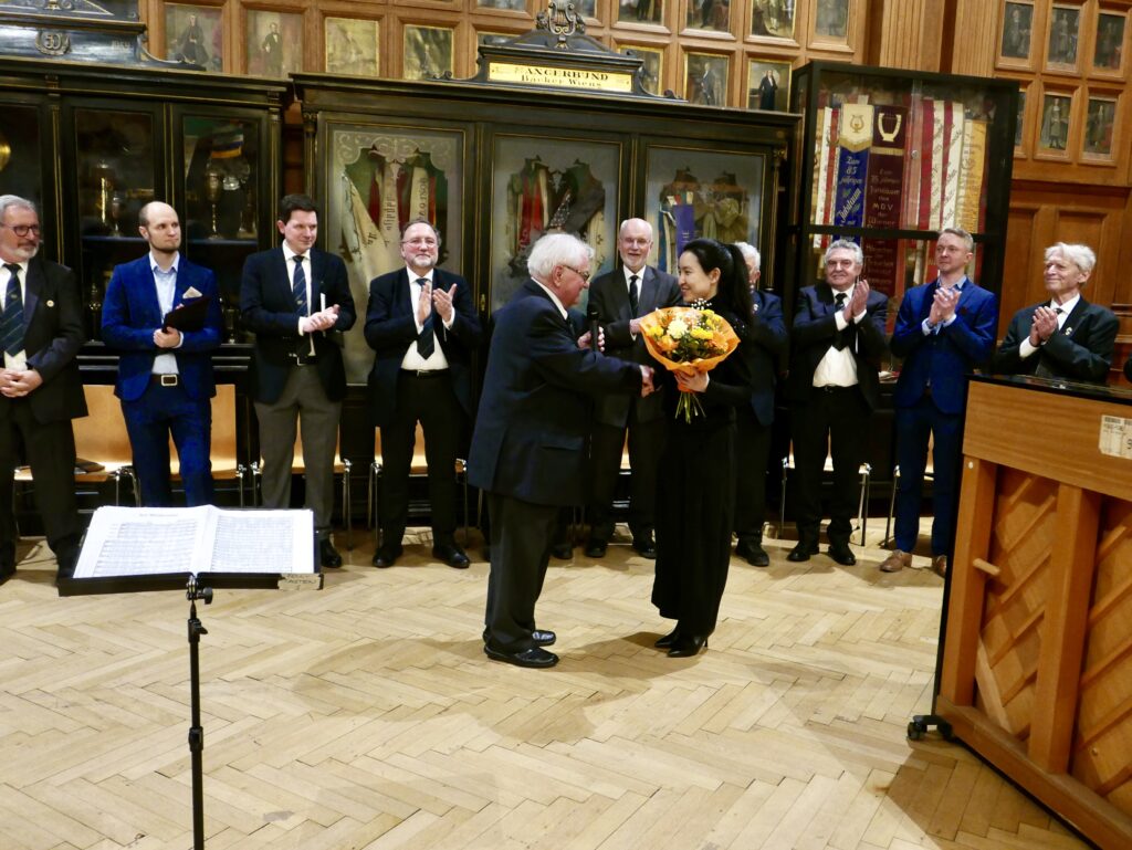Würdigung am Klavier: Pianistin Chen Pang wurde für ihre einfühlsame musikalische Begleitung mit großem Applaus und einem Blumenstrauß geehrt. © Hilde Resch