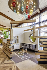 Spielerisch integriert: Die Kinderspielecke der Bäckerei Vatter in Celle verbindet moderne Aufenthaltsqualität mit Familienfreundlichkeit. Seit fast 70 Jahren steht der Betrieb für die gelungene Verbindung von Tradition und Zeitgeist. © Tim-Lucas Reimer