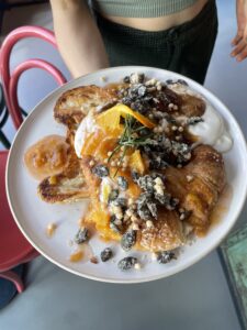 Gefragter Snack in süß: Smashed Croissant mit Joghurt und Kompott. © www.food-and-moore.de