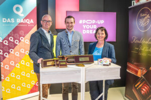 Zauner PopUp: V.l.n.r. Dr. Christof Splechtna (Vorstand Raiffeisen-Landesbank Tirol), Philipp Zauner, MSc (Konditorei Zauner) Claudia Huber, MSc (Quartiersmanagement DAS RAIQA) © Simon Fischer