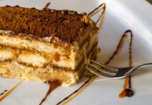 Feines Tiramisu im Anschnitt: Entscheidend sind hochwertige Zutaten, stabile Creme und präzises Konditorhandwerk. Unsplash / Mike Pelletini