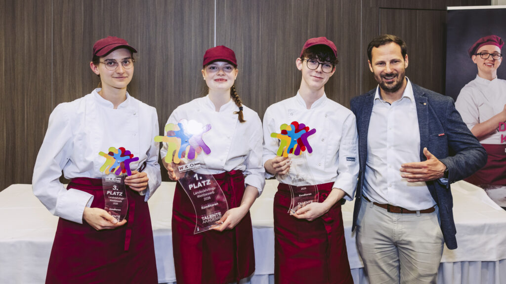 Lilli Pöllinger (3.), Siegerin Lisamarie Grassl, Lukas Hrovat (2.) und Landesinnungmeister der Konditoren Paulus Fahrnberger (v. l.), der sich über die hervorragenden Leistungen aller Teilnehmer, ganz besonders über den ersten und zweiten Platz seiner Lehrlinge, freute. .© WKK/Marta Gillner