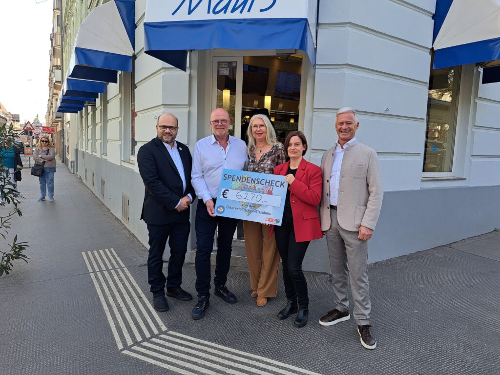 Luca Alberti, Thomas Longin und Margit Mauß vom Eissalon Mauß, Lisa Kernegger (St. Anna Kinderkrebsforschung) und Andrew Nussbaumer (v.l.n.r.) mit dem Spendenscheck. © Hilde Resch