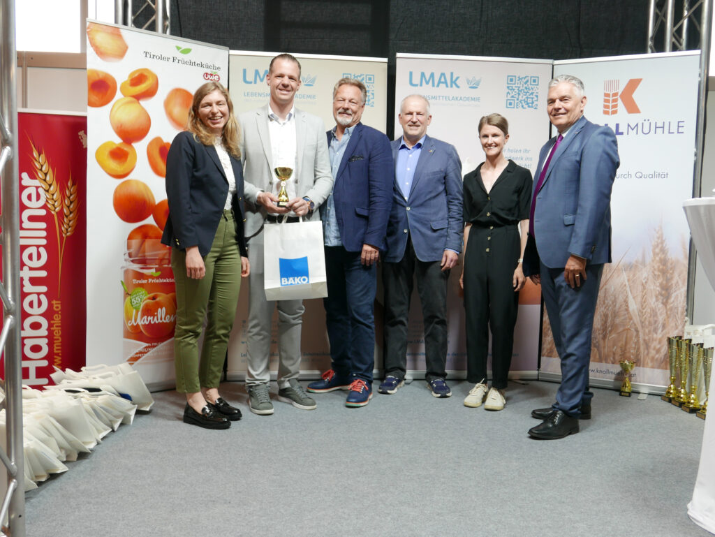 Steffan Eckhard und Markus Gogollok, stellvertretender Direktor der Berufsschule Baden (2. und 3. von links), freuen sich über den Sonderpreis für Berufsschulen. © Hilde Resch