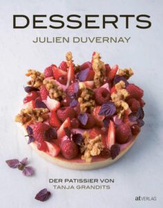 Das Fachbuch von Julien Duvernay ordnet Desserts nach Aromawelten statt Kategorien und liefert praxisnahe Impulse für professionelle Küchen. Erschienen im AT Verlag.
