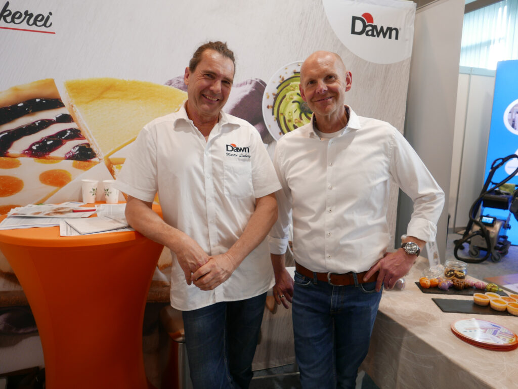 Martin Limburg (li.) und Josef Schusterbauer präsentierten nicht nur das Dawn-Food-Sortiment, sondern hatten auch den Backkompass mit dabei. © Beigestellt