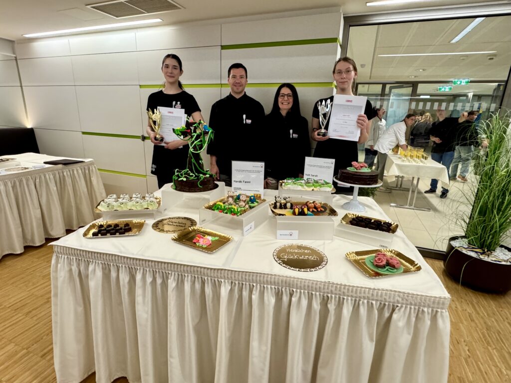 Burgenlands beste Konditorinnen: Fanni Hanák (links) & Sarah Voit (rechts) mit ihren Schaustücken, stolz begleitet von LIM Evelyne Goldenits und Robert Gansfuss. © Tanja Braune