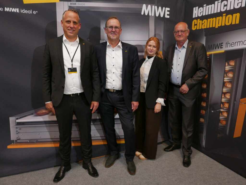 Das MIWE-Team informierte die Besucher über die Neu- und Weiterentwicklungen in ihrem Thermoöl-Portfolio, wie etwa den Thermoöl-Wagenofen MIWE thermo-static e+. © Beigestellt