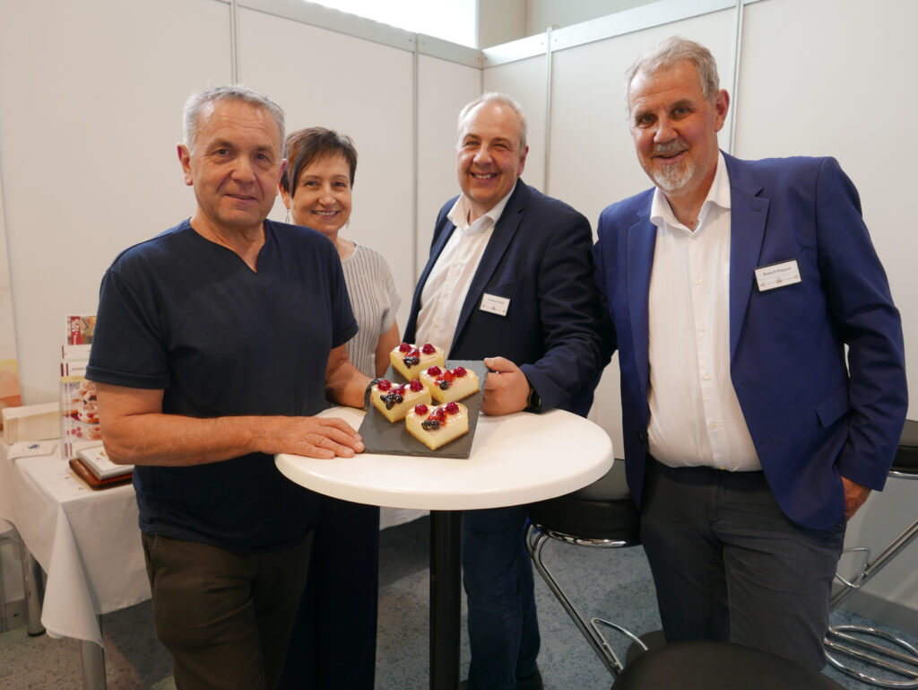 Die Bäckerei Backmulde besuchte den Stand von Komplet Mantler. Bäckermeister Franz Berger informierte sich über die Neuheiten wie etwa die verschiedenen Sorten Wurzelbrot oder den Gourmet-Käsekuchen. © Beigestellt