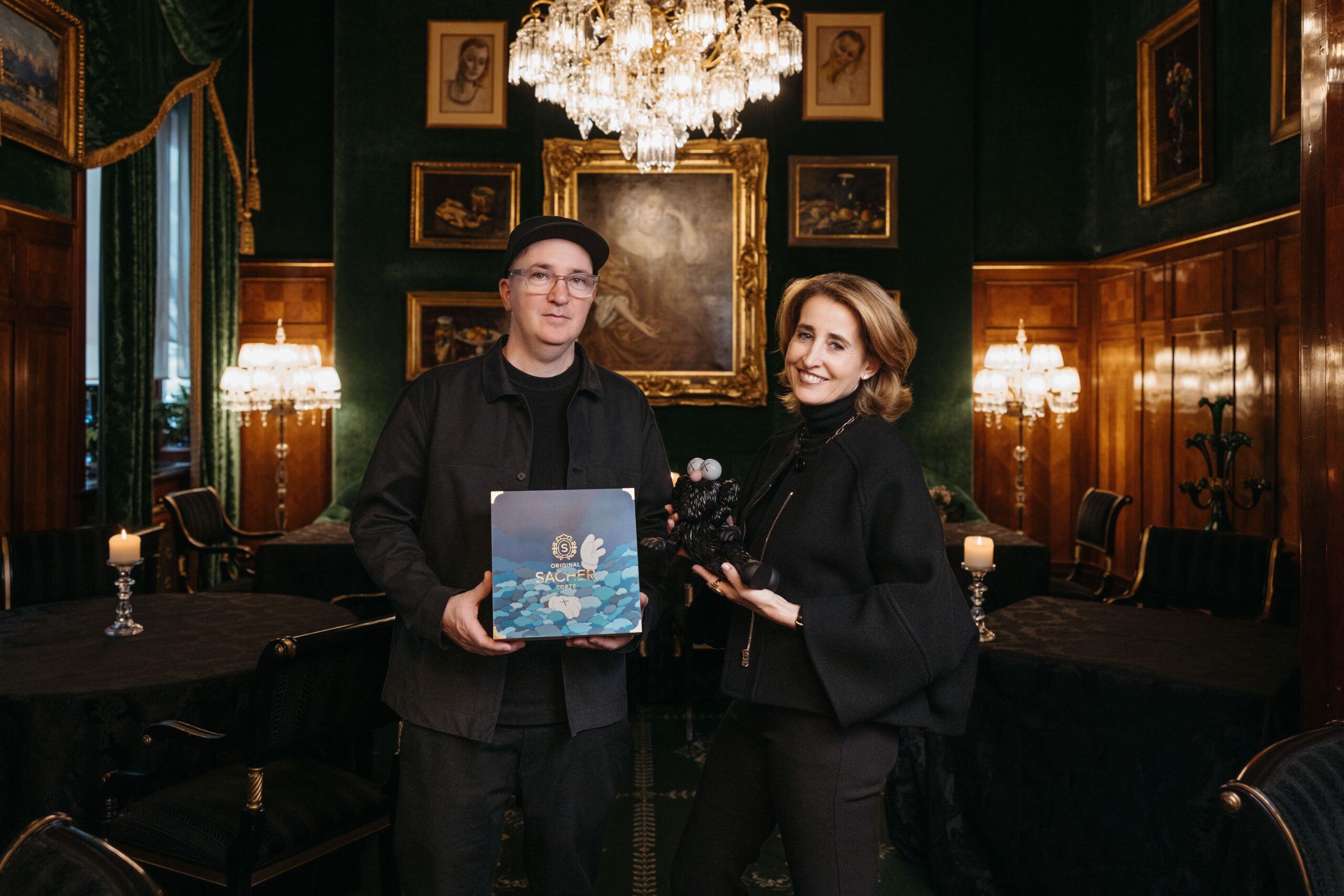 KAWS gestaltet Sacher-Torte 2026: 1.000 Sammlerboxen für den guten Zweck