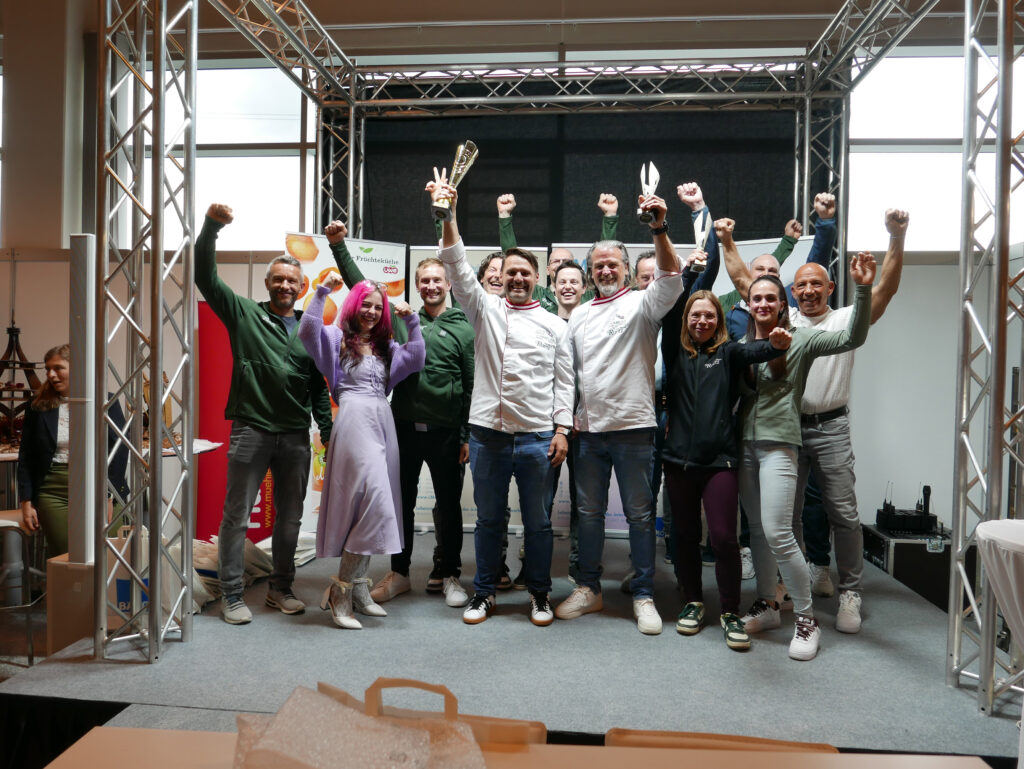 Jubel auf der Bühne: Christian Ruetz und sein Team feiern gemeinsam den Sieg in der Gesamtwertung.© Hilde Resch