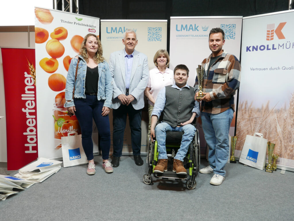 Der Pokal für den hervorragenden siebenten Platz geht nach Salzburg – an die Bäckerei Haberl in Uttendorf. © Hilde Resch