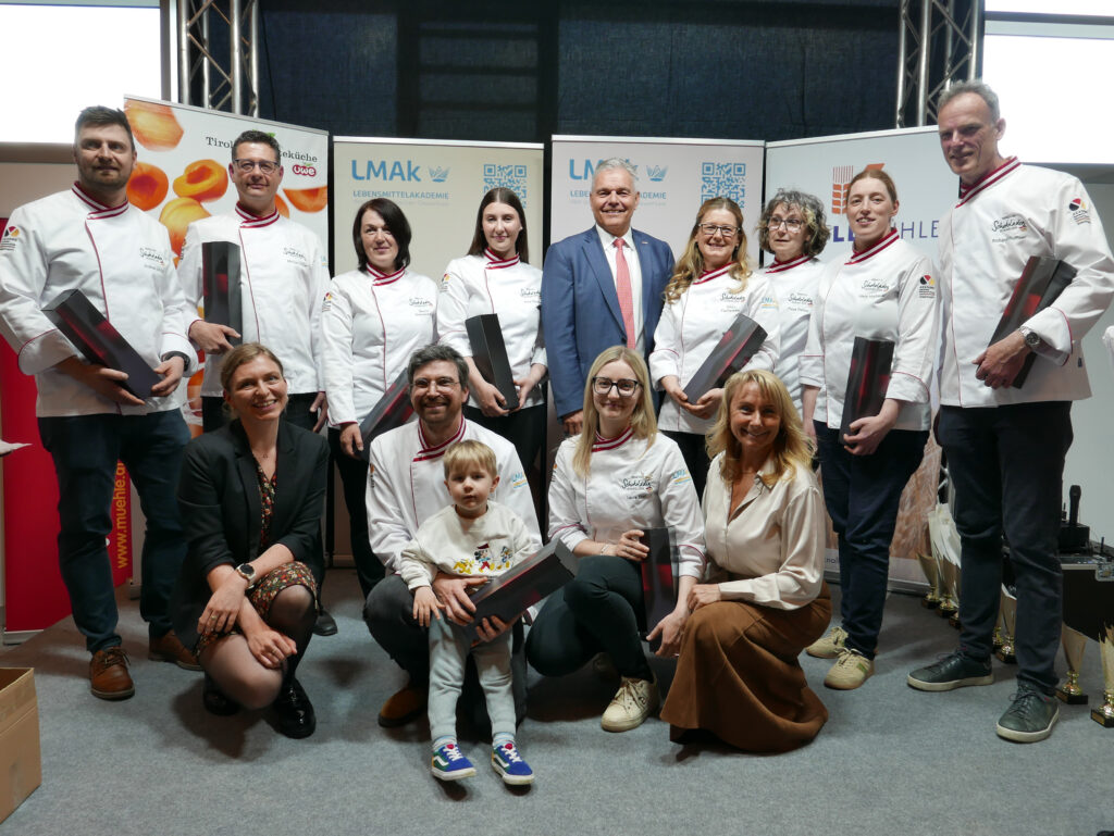 Ehrung der österreichischen Schokoladensommeliers: Stehend (von links): Andreas Schögl, Michael Müller, Bettina Breinesberger, Anna Daucher, BIM Leo Jindrak, Ulrike Fischereder sowie aus dem deutschen Lehrgang Petra Welser, Maria Miglbauer und Richard Thumser. Vorne (von links): Katja Maier, Sebastian Brenner, Laura Erler und Brigitta Schickmaier – maßgeblich daran beteiligt, die Ausbildung zum Schokoladensommelier nach Österreich zu holen.© Hilde Resch