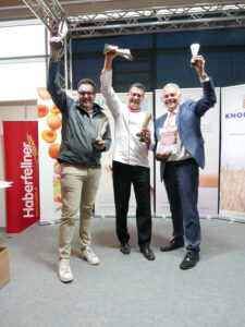 Ein wahrer Medaillenregen für die Jindrak Produktions GmbH aus Linz – sehr zur Freude von Leo Jindrak jun., SchokoladensommelierMichael Müller und BIM Leo Jindrak (v. l. n. r.) © Hilde Resch 