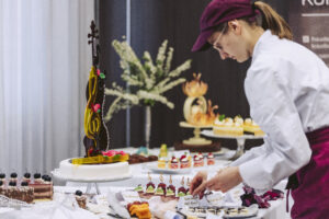 Letzte Hand anlegen: Lilli Pöllinger vom Lehrbetrieb Rudolf Dieter Nussbaumer in Gmünd arrangiert ihre Petit Fours.© WKK/Marta Gillner