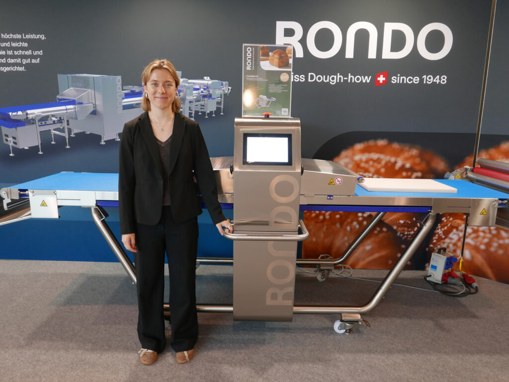 Rondo war erstmalig Aussteller auf der BÄKO- Frühjahrsmesse. Area-Sales-Managerin Lilly Karle hatte die Ausrollmaschine Compas 4.0 und den Croissantwickler Croissomat 4.0 mit dabei. © Beigestellt