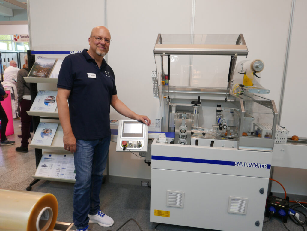 Verpackungsmaschinen für jede Betriebsgröße bietet Saropack. Aktuell wird an Folien aus alternativen Rohstoffen, wie etwa Algen, geforscht, berichtet Gebietsleiter Oliver Wollboldt. © Beigestellt