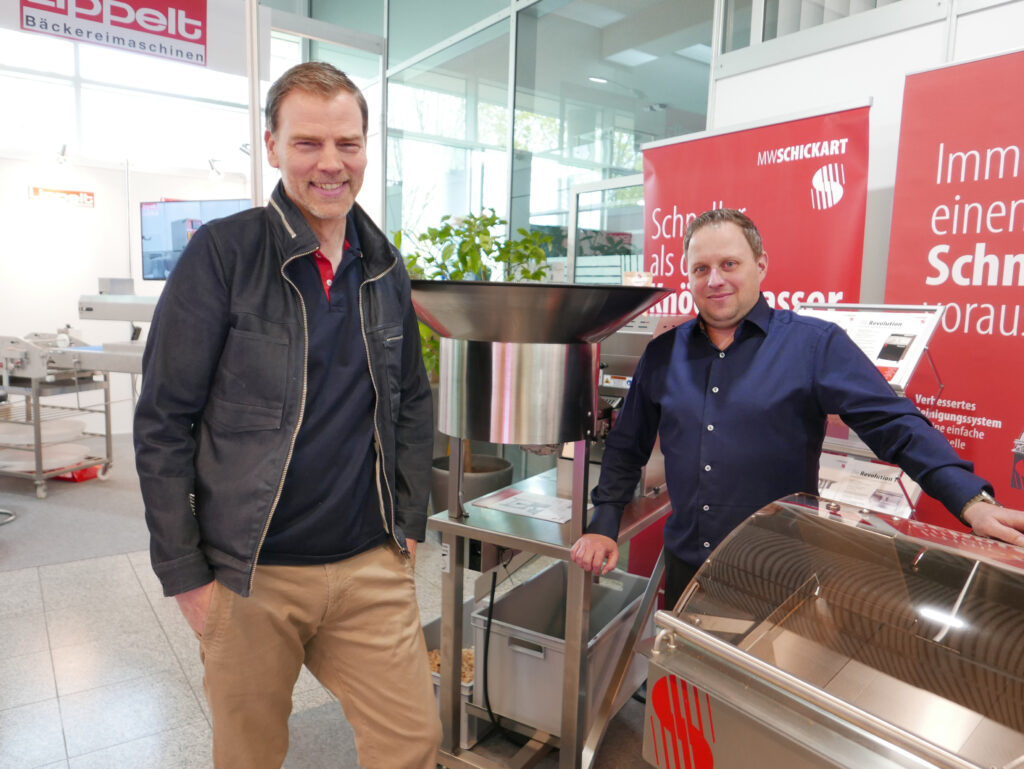 Bäckermeister Bernd Hartner (li.) besuchte den Stand von Sebastian Schickart und berichtete, wie zufrieden er mit der neuen Semmelwürfelmaschine ist. © Beigestellt