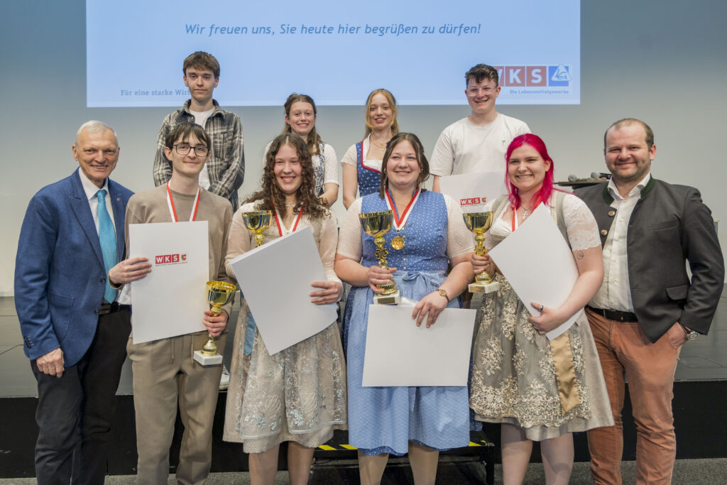 Knusprige Spitzenleistungen beim Bäckerwettbewerb. Die Pokale gingen an (v. l.): Andreas Schöchl (3. Platz), Jasmin Braumann (2. Platz), Siegerin Anna-Lena Pollstätter (1. Platz) und Katharina Fischhofer (3. Platz). LAbg. Josef Schöchl (l.) und Peter Pföß, Innungsmeister der Salzburger Bäcker (r.), gratulierten zu den Leistungen. © WKS / Neumayr