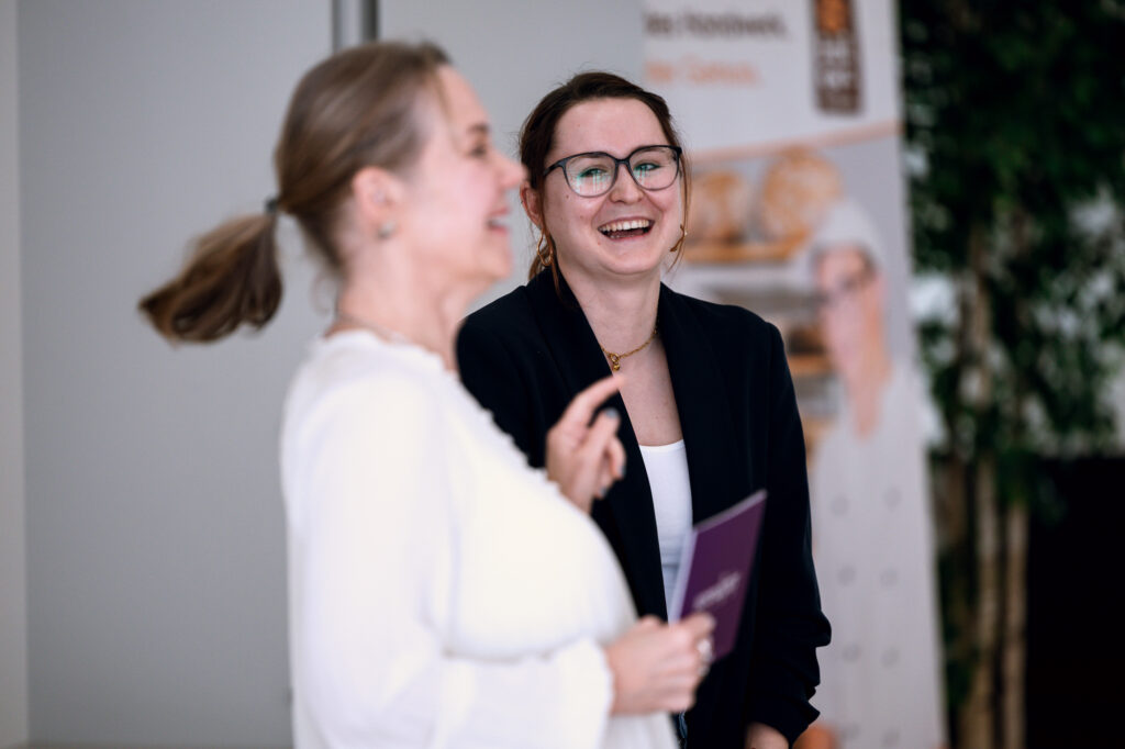 Bäckermeisterin Lena Kasses (r.), Lehrlingsbeauftragte der Landesinnung, sprach über die Bedeutung moderner Ausbildungswege, die LAP und persönliche Betreuung.© Andreas Biba