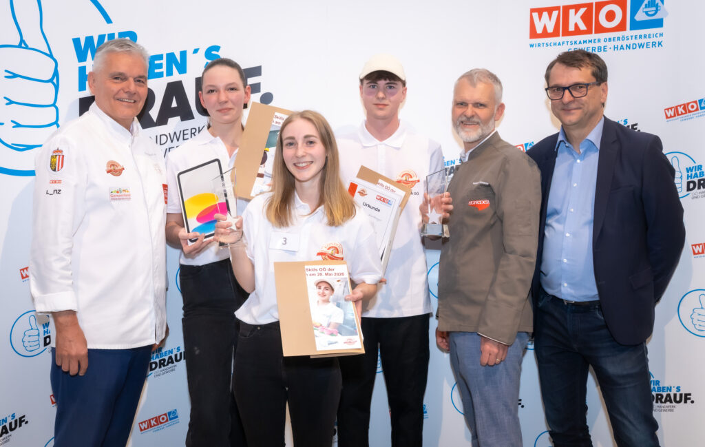 Siegerehrung beim Konditorenbewerb: Bundesinnungsmeister Leo Jindrak, Julia Zeschan, Siegerin Florina Maier, Aaron Windhager, Landesinnungsmeister Reinhard Honeder und Walter Hemetsberger von der Bildungsdirektion Oberösterreich (v. l.). © Andreas Röbl Fotografie