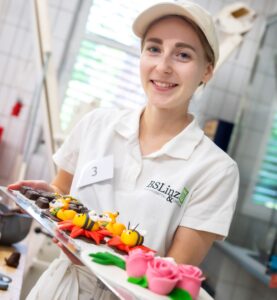 Florina Maier setzte sich gegen die starke Konkurrenz durch und holte den Sieg im Konditorenbewerb. © Andreas Röbl Fotografie