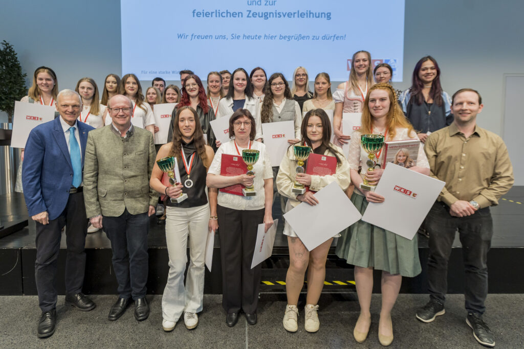 Lauter Sieger: Der Salzburger Konditornachwuchs zeigte hervorragende Leistungen, allen voran die vier Damen am Stockerl (v. l.): Viktoria Königsbauer und Zoia Shapoval (3. Platz), Stephanie Steinberger (2. Platz) sowie Siegerin Hanna Hupfauf (1. Platz). Gratulationen gab es von LAbg. Josef Schöchl, Spartenobmann KommR Bernhard Seidl (l.) und dem Innungsmeister der Salzburger Konditoren, Martin Studeny (r.). © WKS / Neumayr